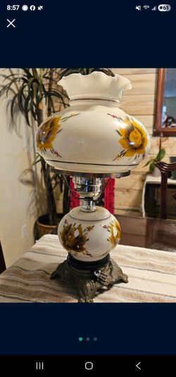 Vintage Beautiful 1971 Hurricane Lamp. 