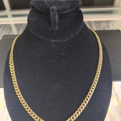 14k Gold Cuban link necklace 22.4 layway available 10% dwon if you interested please make sure you ask for Maribel thank you