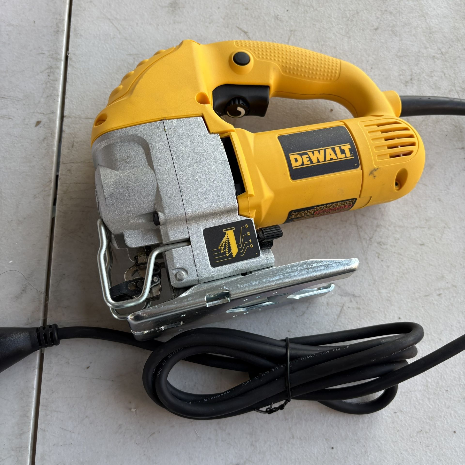 DEWALT 5.5 Amp Corded Variable Speed Jig Saw