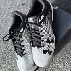 Under Armour Baseball cleats Size 6 *NEW*