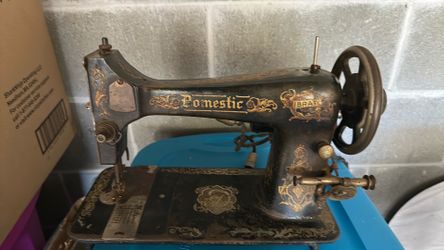 Vintage domestic vibrating shuttle sewing machine with table