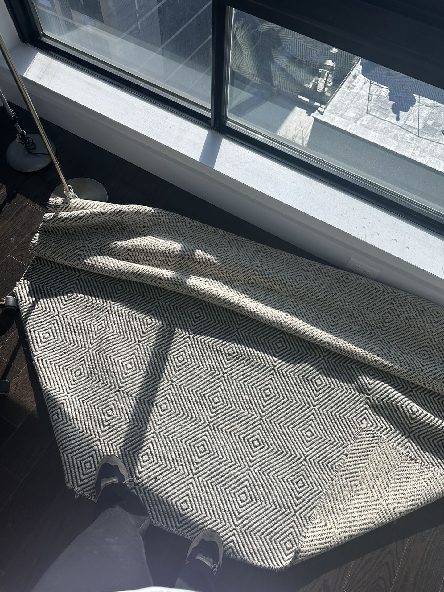 8x10 White Black Geometric Pattern Rug 