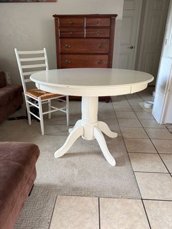 White Round Pedestal Dining Table