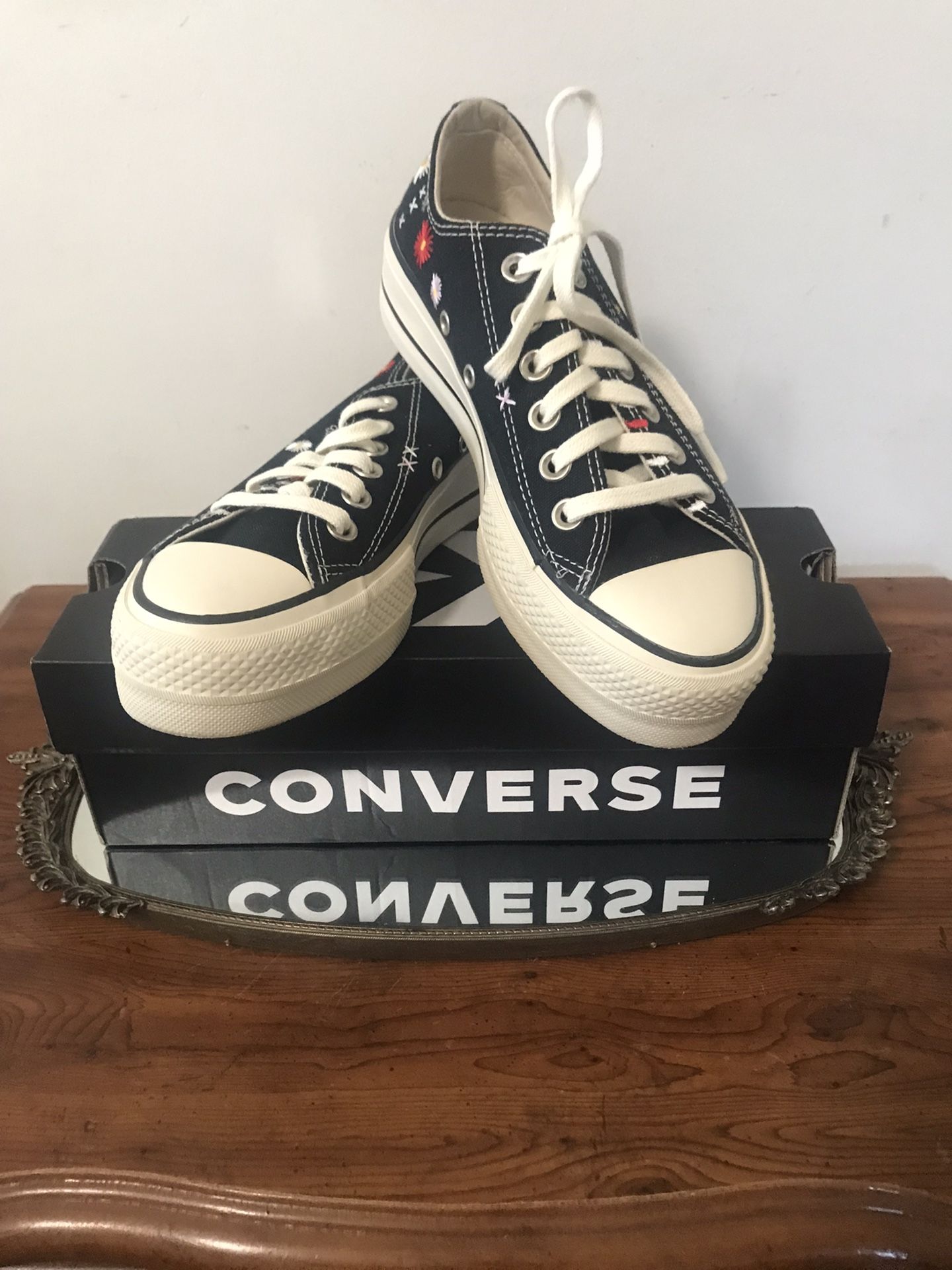 NWOT Converse Embroidered Sneakers 🌷