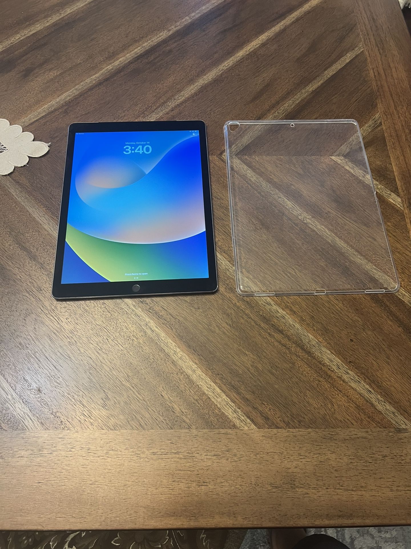 iPad Pro First Generation 12.9 128gb WiFi +Cel (Unlocked) Mint Condition
