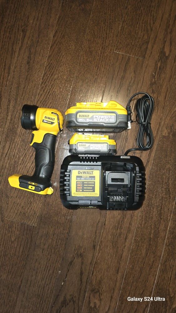 DEWALT
20V MAX Cordless LED Work Light With Batteries Power Stack And Charger