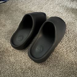 Brand New Yeezy Slide onyx size 9