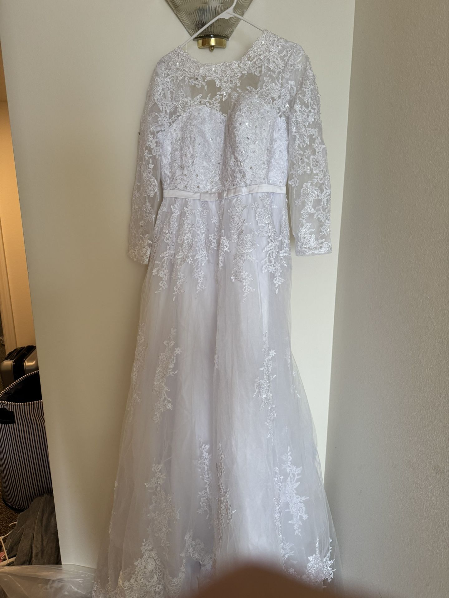Elegant Long-Sleeve Lace Wedding Dress – Size 10