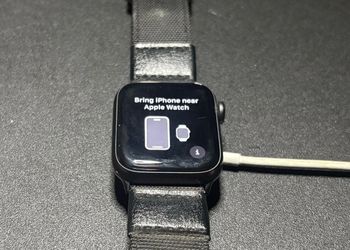 Apple Watch SE (1st Gen) 40mm Black Aluminum Case GPS (band included)