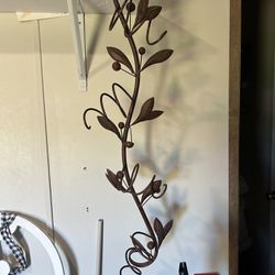 WALL HANGING 4 BOTTLE WINE RACK - LEAF AND BERRY DESIGN