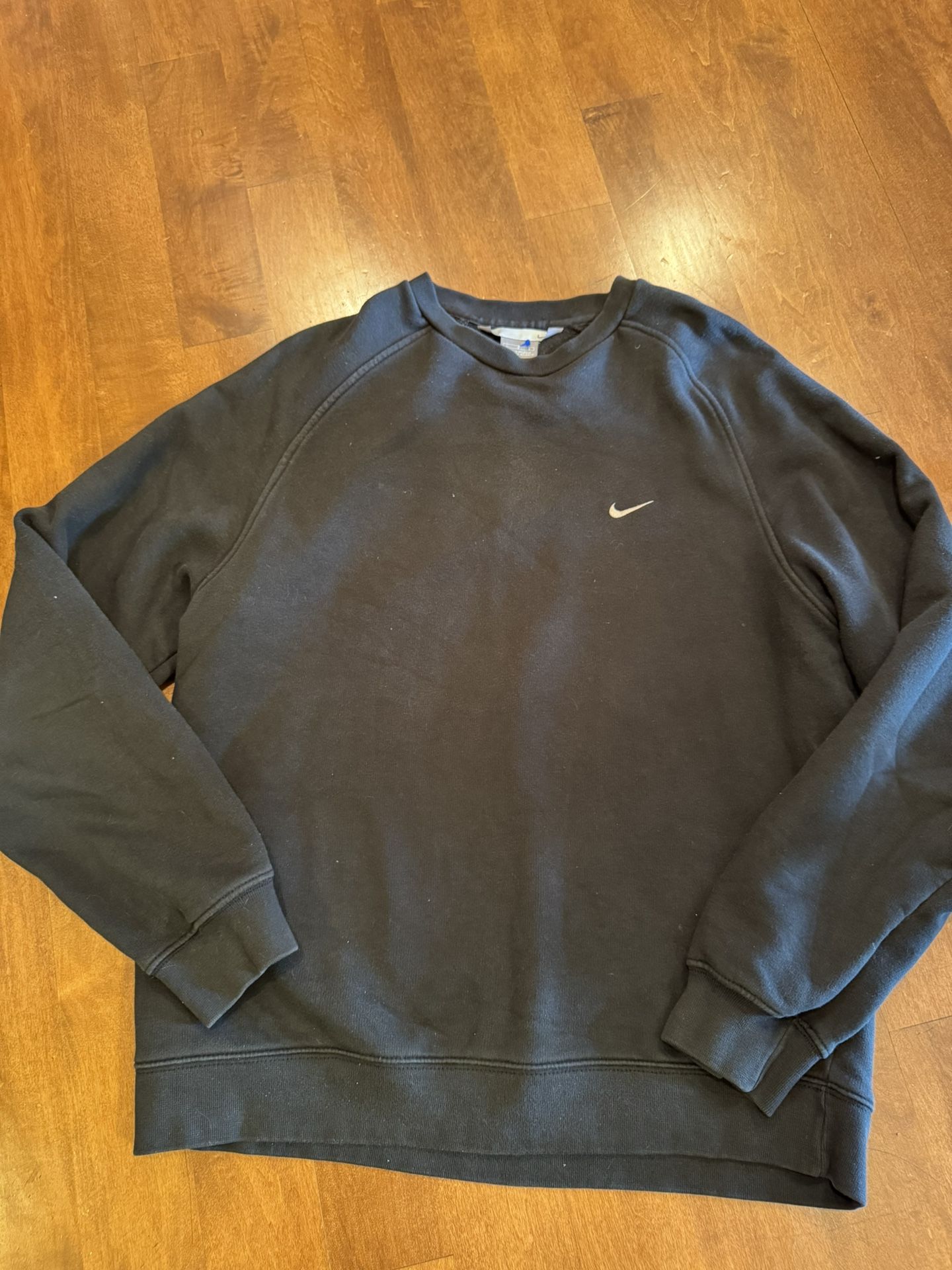 Men’s Nike sweatshirt shipping available