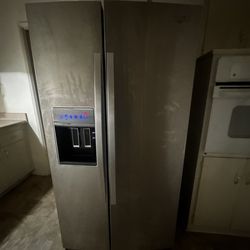Double Door Refrigerator/ Refrigerador de Doble Puerta