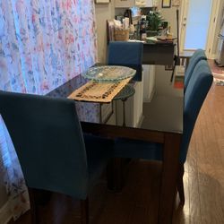 Dining Room Table & Chairs