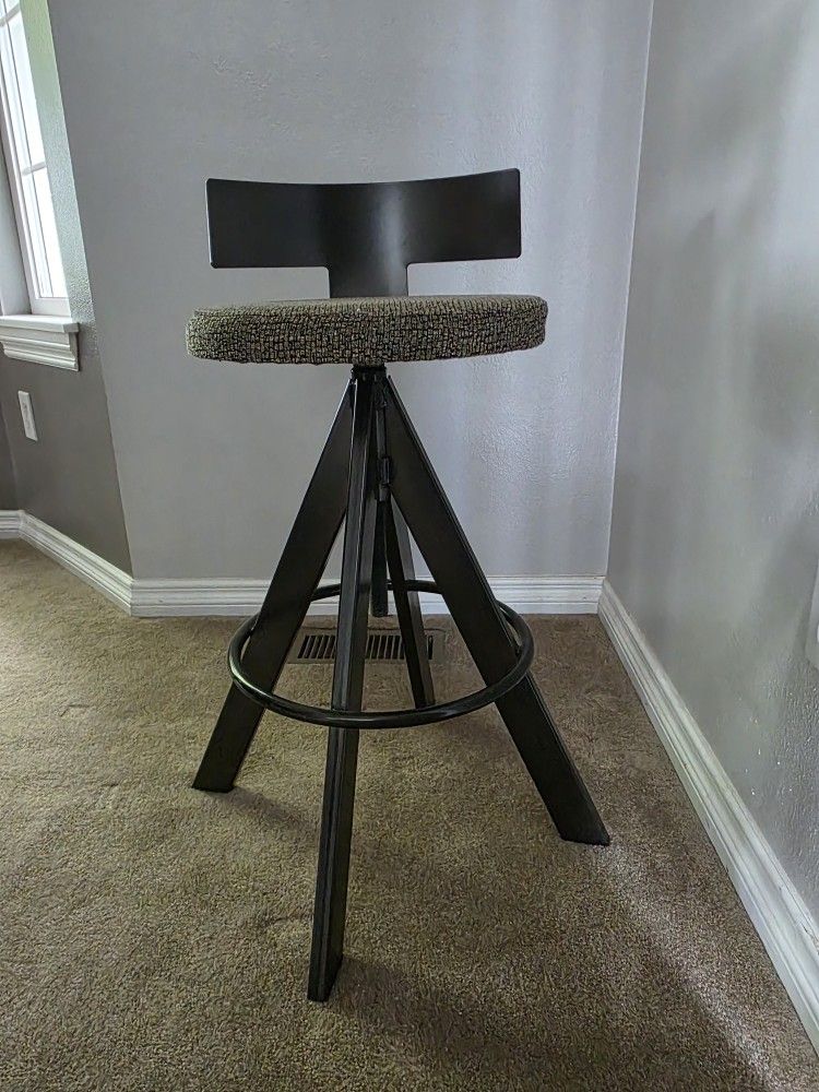 24 In Kitchen Stool From Bassett Furniture