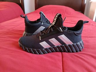 New Adidas Size 6 Women $30.