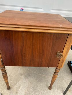 Singer Vintage Sewing Machine with Wooden Cabinet Tablei