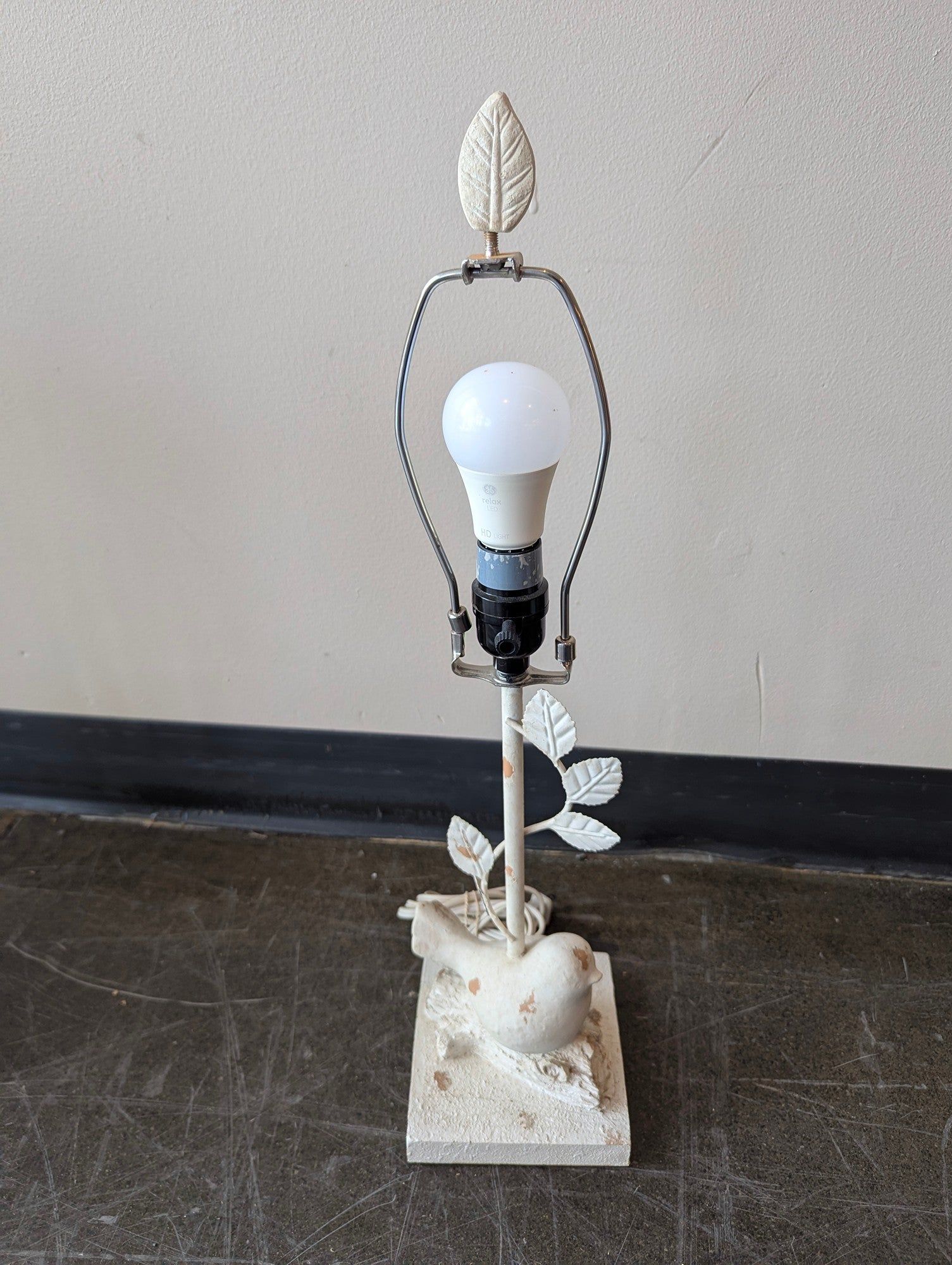 Charming White Bird and Leaf Motif Table Lamp
