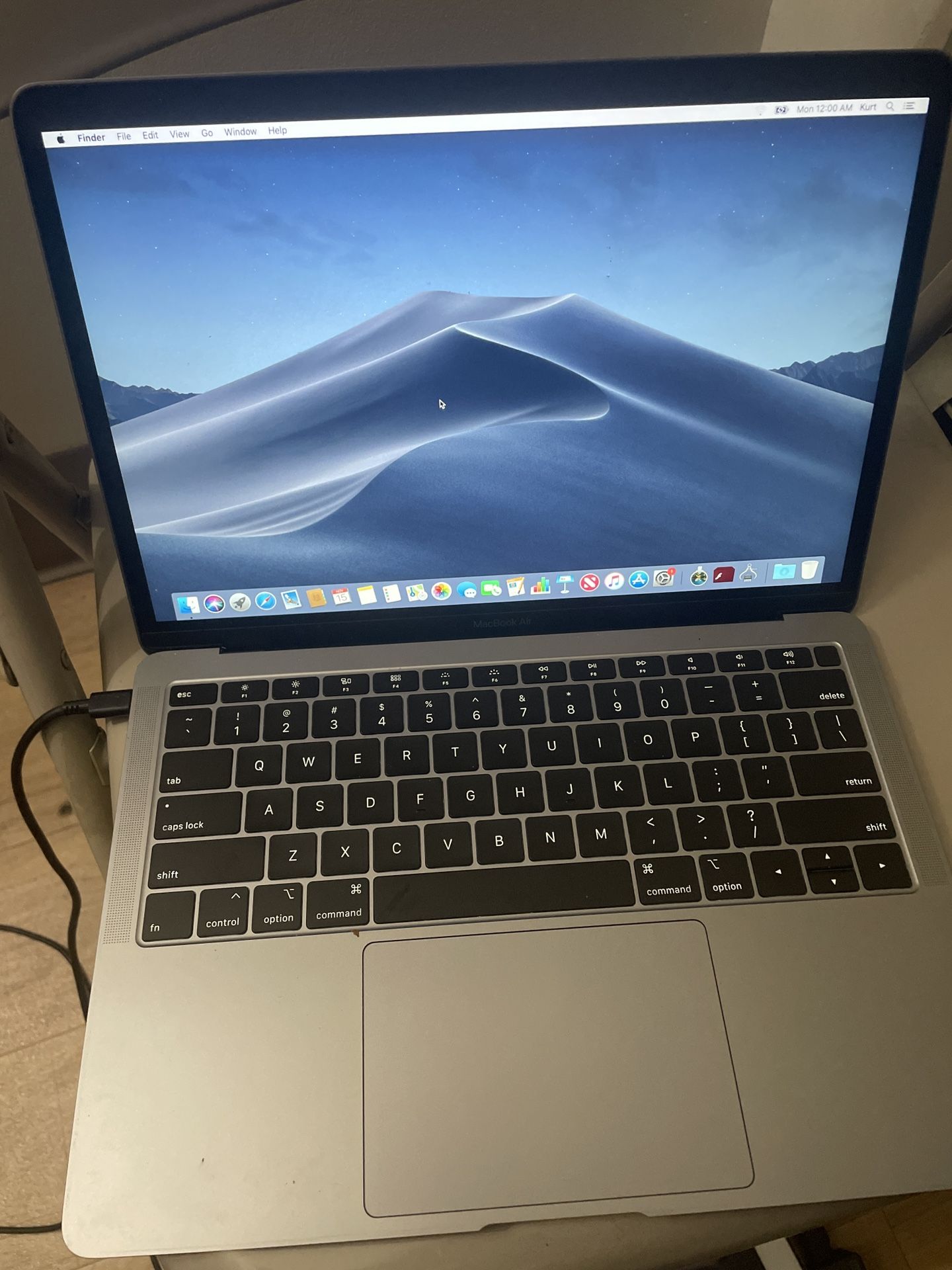 MacBook Air (NO CHARGER)