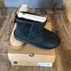 Uggs Big Kids Mini Classics Size 13 Through Six Women’s Size Up 7 1/2