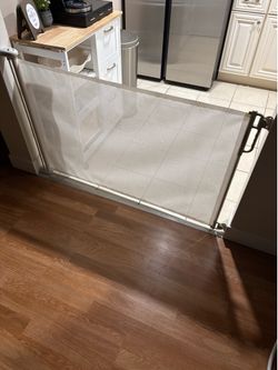 Retractable baby gate