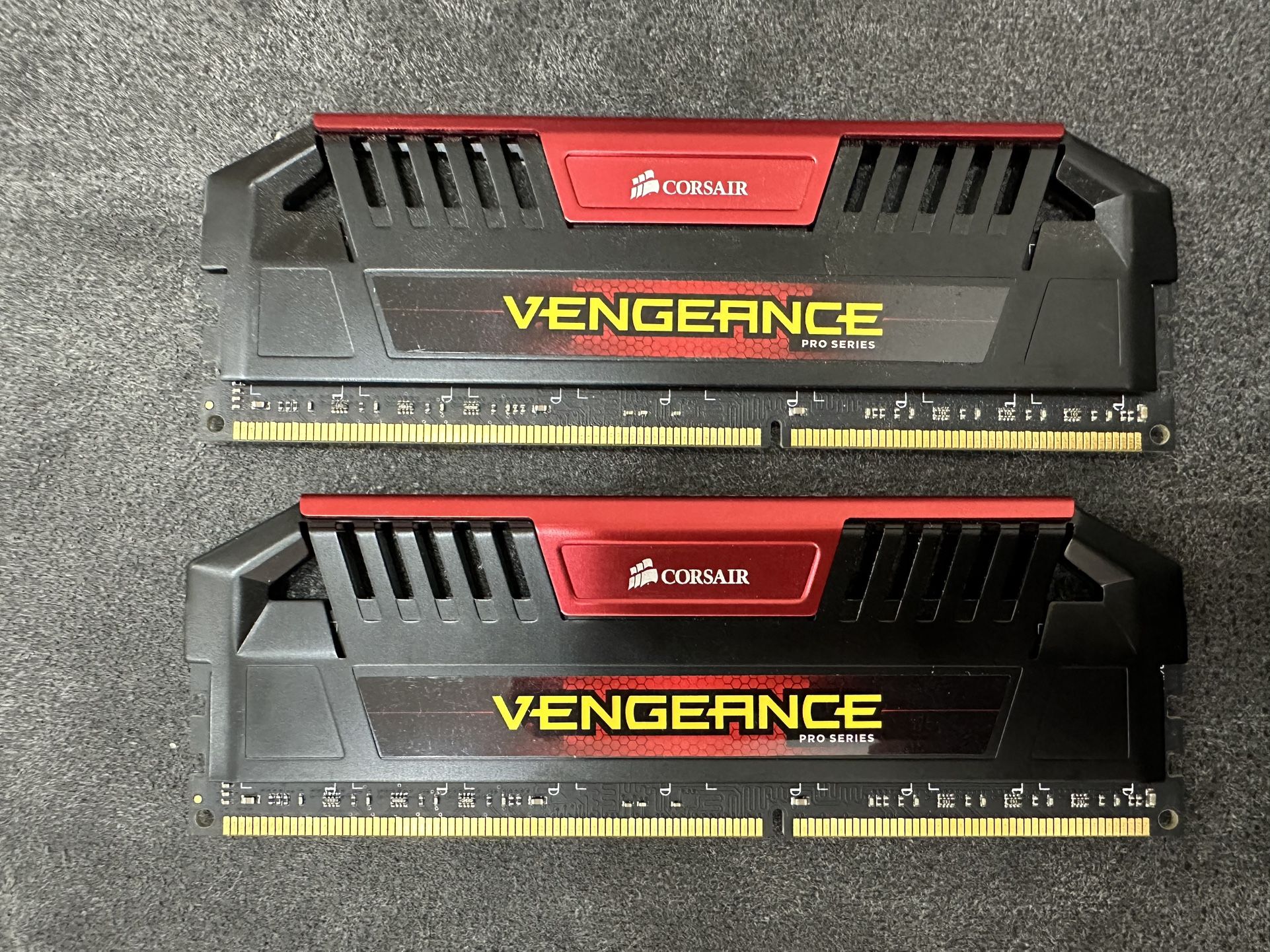 16GB CORSAIR VENGEANCE Pro (8GBx 2) DDR3 2400 MHz (CMY16GX3M2A2400C11R)