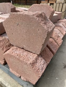 56 Pieces 11.63 in x 4 in x 6.75 in River Red Concrete Retaining Wall