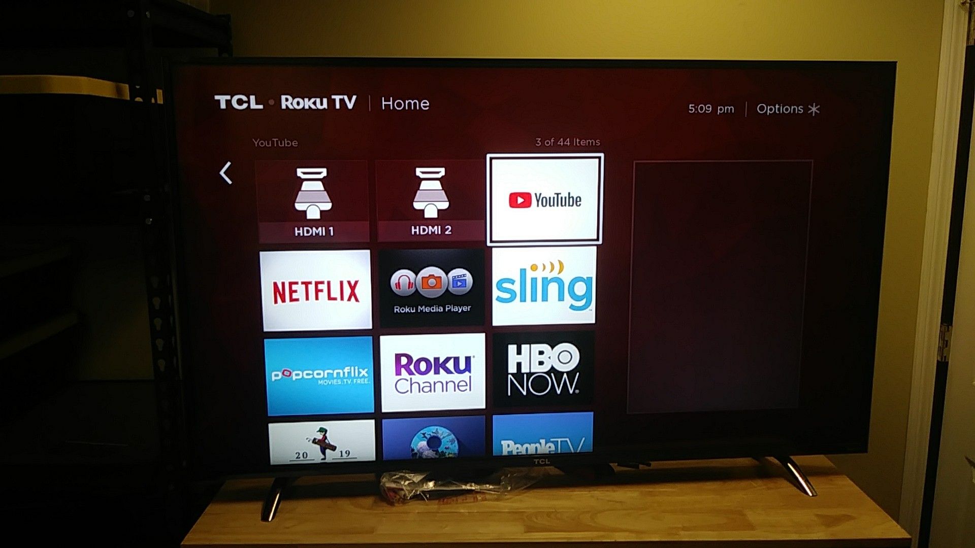 TCL. Roku TV model 55p605