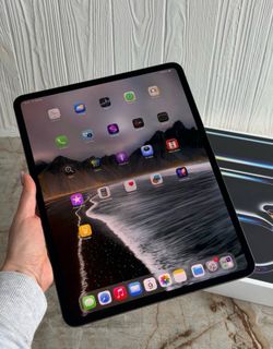 iPad Pro 13in M4 256 GB (perfect for design and gaming )low use in perfect condition no issues
