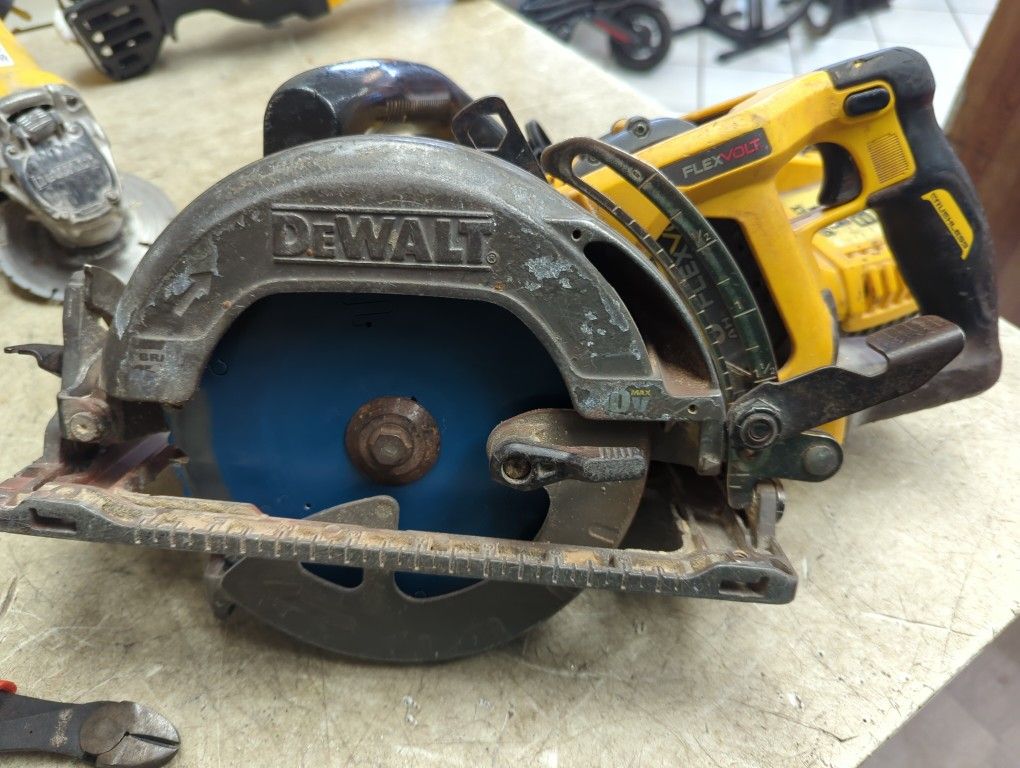 DeWalt Circular Saw With Battery And Charger