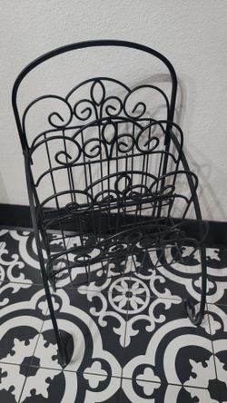 Used Blk Metal Magazine Rack 