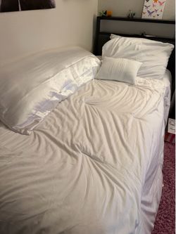 Bed frame/mattress, bedding
