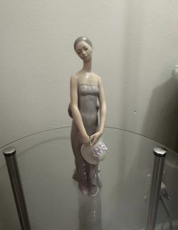Lladró Retired Bridesmaid Figurine 5598 Purple Dress Hat With Flowers No Box