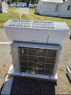 BRAND NEW WALL-MOUNTED AC UNIT