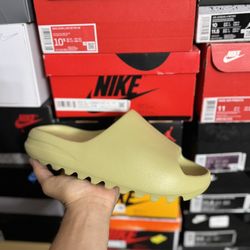 DS Adidas Yeezy Resin Slide size 9