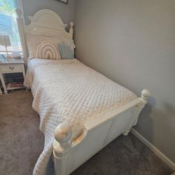 twin size bed 