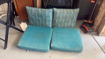 Cushion set.
