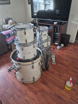 Vintage Drum Kit – Multiple Drums & Hardware