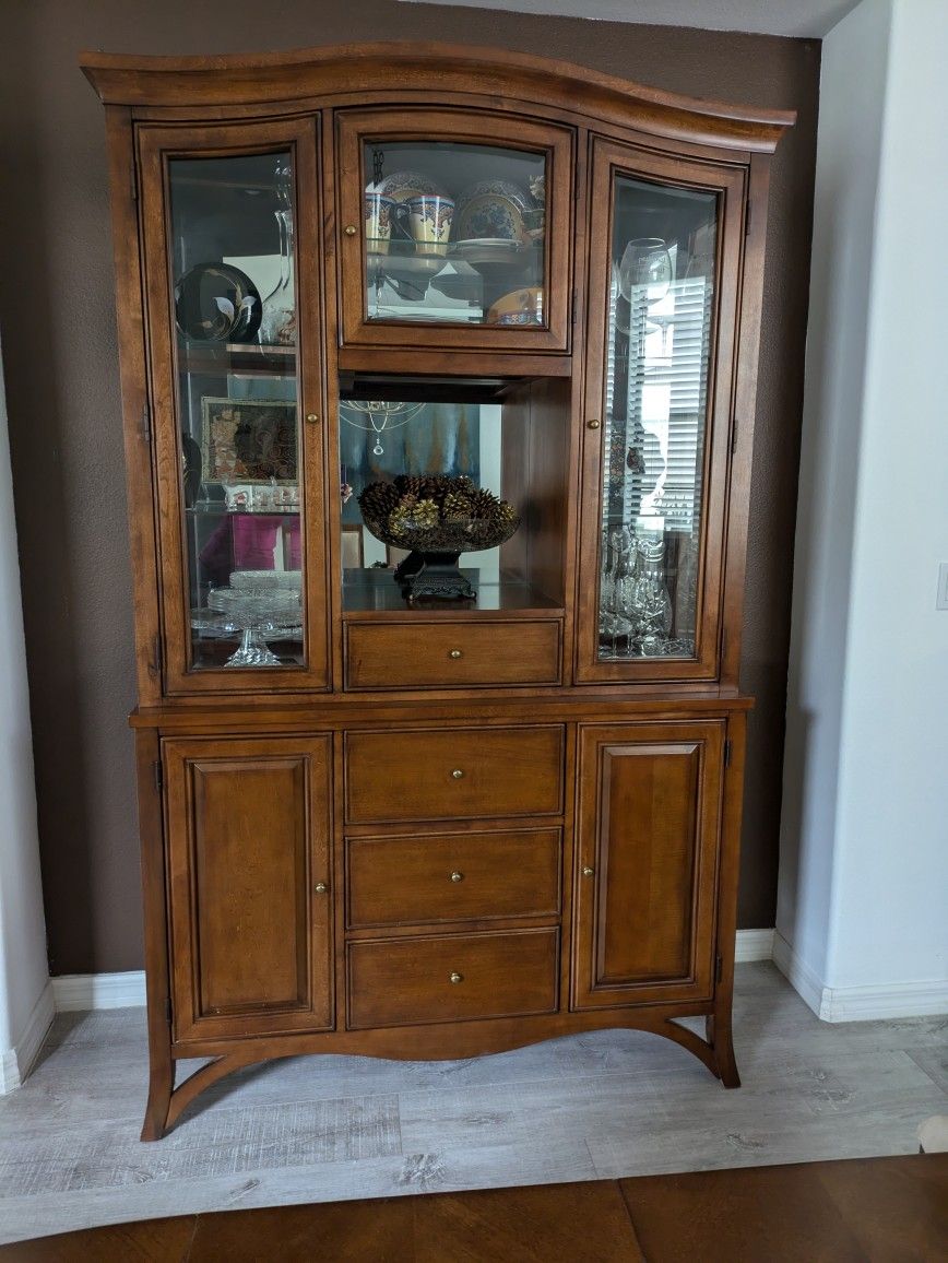 Antique Glass Cabinet - Attention You who like good pieces, good quality furniture. In wood, faceted crystal glass. Mirror in the background,