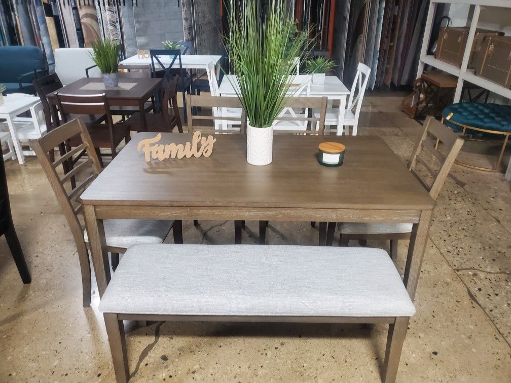 Beautiful 6 Pc Dining Set With Bench (New)