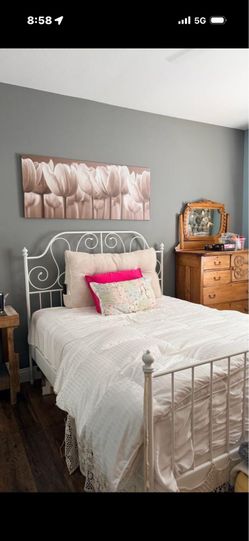 Gorgeous queen bed !