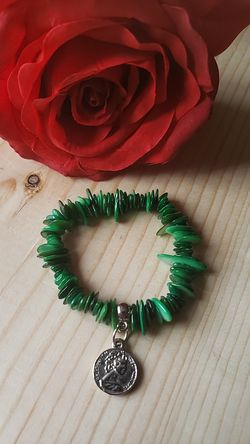 Emerald stretchable bracelet with charm