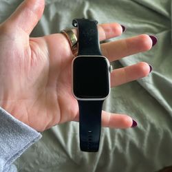 Apple Watch SE (2nd Gen, GPS) - 40mm Aluminum + Charger & Stand
