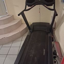 Treadmill. Life Fitness  FlexDeck