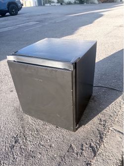 Hisense 1.6 Cu. ft. Single Door Mini Fridge, Black