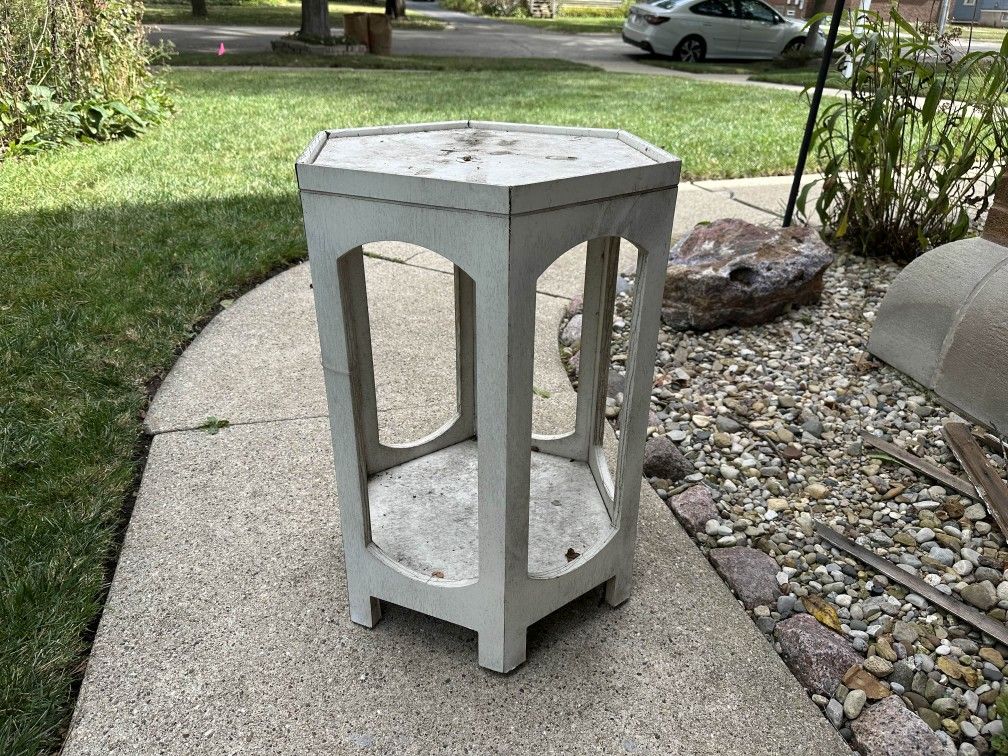 Free - white hexagonal outdoor table 16"x25"