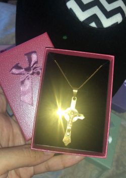 New never worn 18k finish over stainless steel box chain and crucifix cross