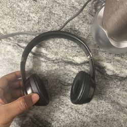 Looking To Trade For AirPod Maxes 