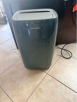 Frigidaire 14,000 BTU Portable  Air Conditioner FFPH1422T1 ( Missing Window Kit)