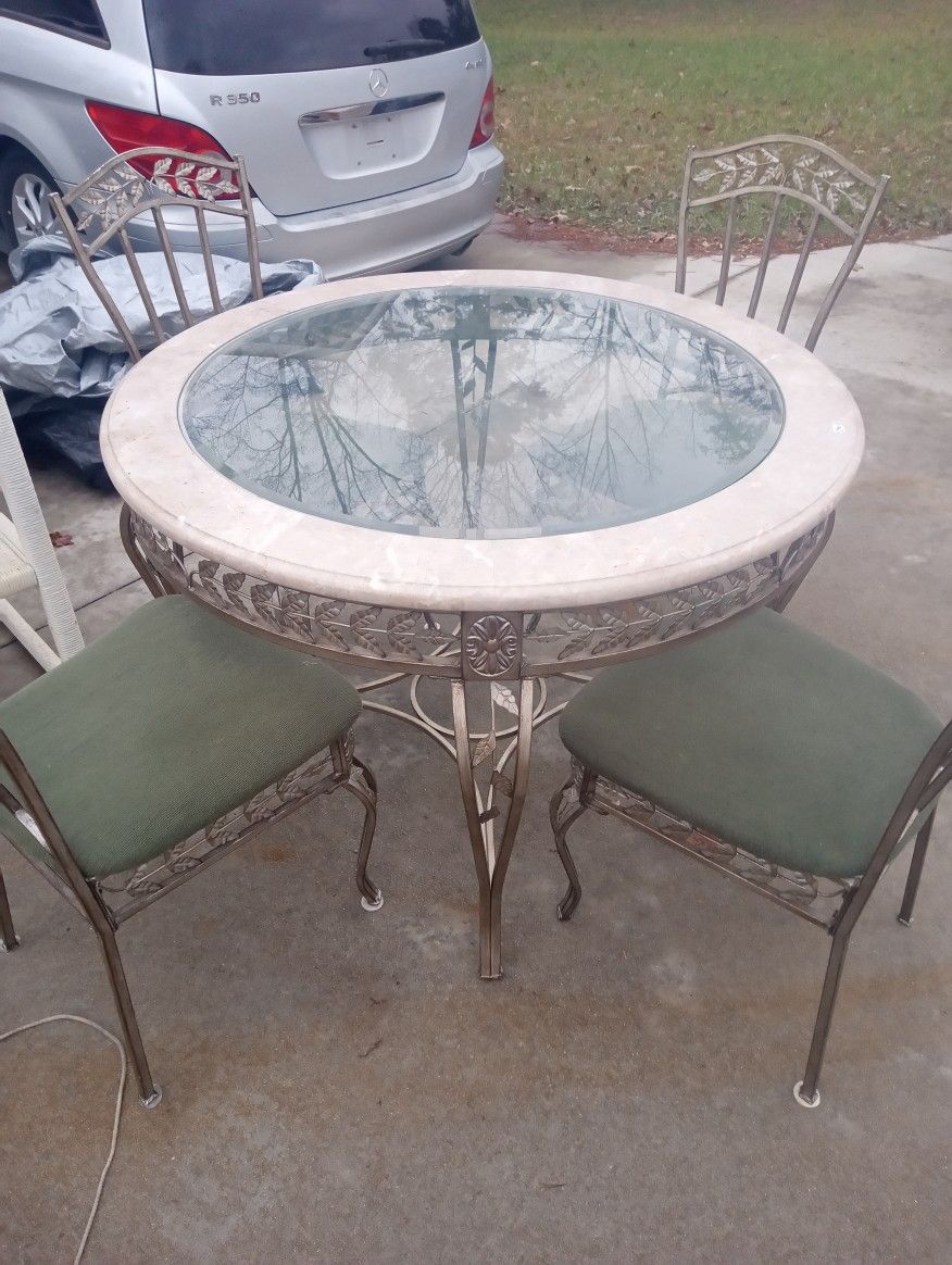Make OfferExcellent Condition Dinette Set Make offer