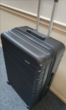 AMAZON basics black  hardside spinner suitcase 30x20x12